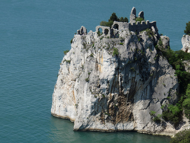 Le rovine del vecchio castello in una foto di Dage – Looking For Europe VIA <a href="https://www.flickr.com/photos/64552256@N08/34344487116/in/photolist-UjUttA-4j4YA1-4iZVuP-39obMz-TNxt3m-RXRb4Q-Ta1aTZ-RXQXgf-S1s4kM-S1rZmK-S8PtHW-QXrvbz-iAdQHy-RXRas9-bAVtEr-UbYiHi-T9WqQa-QXrVCa-RXRaU1-QUTZWN-S1rU5H-S8PwQY-QWWHpa-RBMavb-t2e8cq-39oc6P-RXQQNW-RXQXUj-RXRbts-QUU1Pj-QUTWs3-RBMu4J-S8Pui3-UjS3ML-UjREJC-nJ2aQq-cHzdRN-U9w1QW-ScrGPz-nL4FdB-dPGJVD-QUU9Md-9SGx7i-NRK72c-nrokQP-RXRamC-9SGzgR-9SGvrv-RBM7NC-czX27N" rel="nofollow" class="blpwp">FLICKR</a>