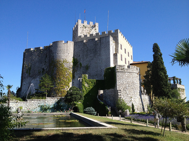 Il Castello di Duino foto di Rosanna Galvani VIA <a href="https://www.flickr.com/photos/roxelo/7604111270/in/photolist-czX4mJ-czX5xL-gno5zA-czXjCW-gnpuW8-gnp7ar-PiK1om-PPd1Ew-gno8Mh-gnoV1V-gnoF5t-gnoGvc-gnp6gW-gnp9rU-gnoUfC-gnounq-gnp3A5-czXhcY-U9CvvQ-7m9YM1-czXhVy-U9u4mw-Ta68UP-czXmY1-czXesd-Ta3pbB-T79bCC-czXm4G-TNF4ff-Ta2DPX-Uca26i-A3RG6i-czXbmW-czXiwW-T9WVE4-UjWD6h-UjZd7U-Uc5pvi-U9Ckph-czX9SS-Ta5Suv-Ta69tz-Ta5cwa-Ta5cmv-T7gUTW-UjTd3N-T9Wgj6-UbYeg2-UoBn52-Uc4f68" rel="nofollow" class="blpwp">FLICKR</a>