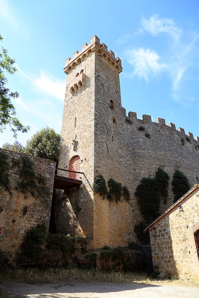 La torre del castello di Strozzavolpe in Toscana